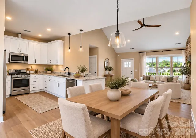 Photo 4 of Single family home for sale at 14 Olde Oak Ct, Hendersonville, NC 28792 | MLS# 4434742 | Listing updated on 2026-10-16