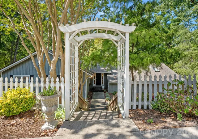 Photo 2 of Single family home for sale at 263 Hideaway Ln, Mooresville, NC 28117 | MLS# 4434767 | Listing updated on 2026-10-28