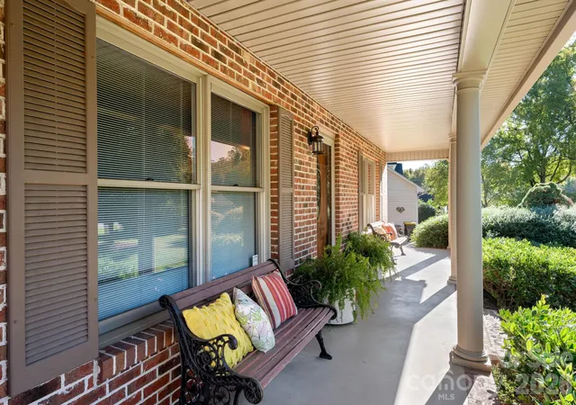 Photo 2 of Single family home for sale at 990 Royal Dr, Lincolnton, NC 28092 | MLS# 4434784 | Listing updated on 2026-10-27
