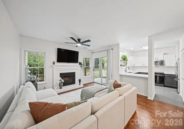 Listing Photo 4 - Condo for sale in building located at 3302 Selwyn Farms Ln, Charlotte, NC 28209 - Unit #1