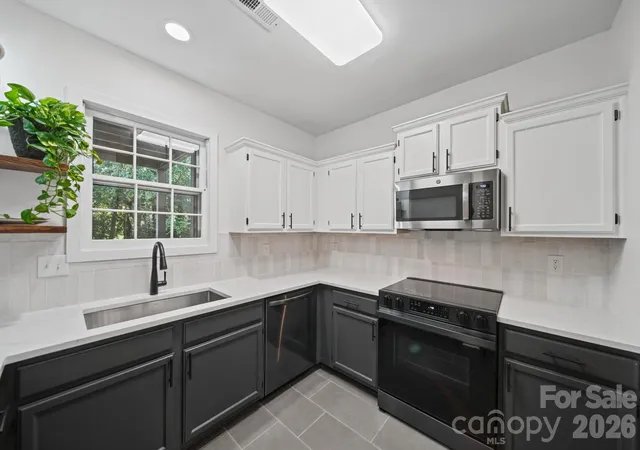 Listing Photo 5 - Condo for sale in building located at 3302 Selwyn Farms Ln, Charlotte, NC 28209 - Unit #1