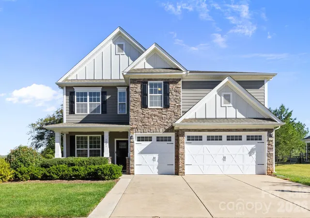 Photo 1 of Single family home for sale at 5401 Casper Dr, Charlotte, NC 28214 | MLS# 4434975 | Listing updated on 2026-10-26