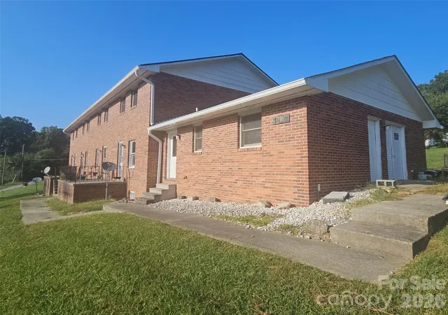 Photo 3 of House for sale at 1906 Old Spartanburg Rd, Hendersonville, NC 28792 | MLS# 4434991 | Listing updated on 2026-10-15