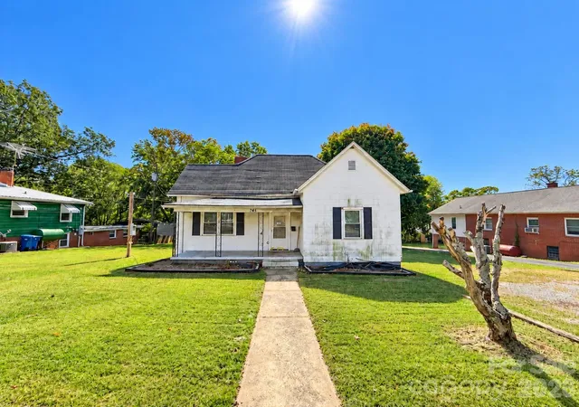 Photo 1 of Single family home for sale at 745 6th Avenue Sw, Hickory, NC 28602 | MLS# 4435003 | Listing updated on 2026-10-27