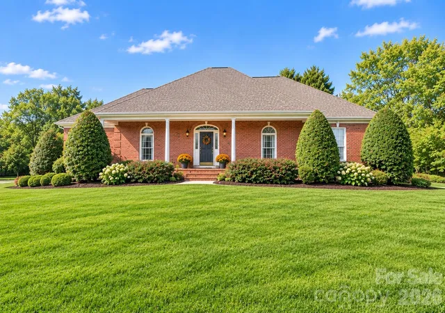 Photo 1 of Single family home for sale at 155 Lake Point Dr, Fort Mill, SC 29708 | MLS# 4435045 | Listing updated on 2026-10-27