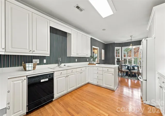 Photo 4 of Single family home for sale at 155 Lake Point Dr, Fort Mill, SC 29708 | MLS# 4435045 | Listing updated on 2026-10-27