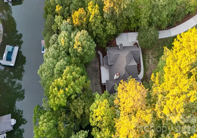 Photo 2 of Single family home for sale at 2231 Whiterock Ct, Sherrills Ford, NC 28673 | MLS# 4435118 | Listing updated on 2026-10-26