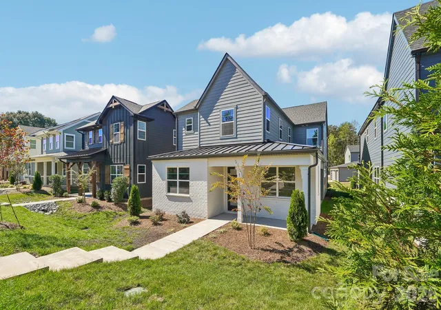 Photo 1 of Single family home for sale at 15625 Northcross Dr, Huntersville, NC 28078 | MLS# 4435120 | Listing updated on 2026-10-16