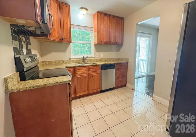 Photo 3 of Single family home for sale at 350 Waycross Dr, Charlotte, NC 28214 | MLS# 4435161 | Listing updated on 2026-10-29