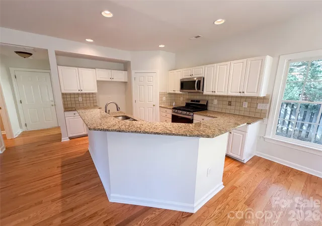 Photo 4 of Single family home for sale at 5609 Fairvista Dr, Charlotte, NC 28269 | MLS# 4435167 | Listing updated on 2026-10-22