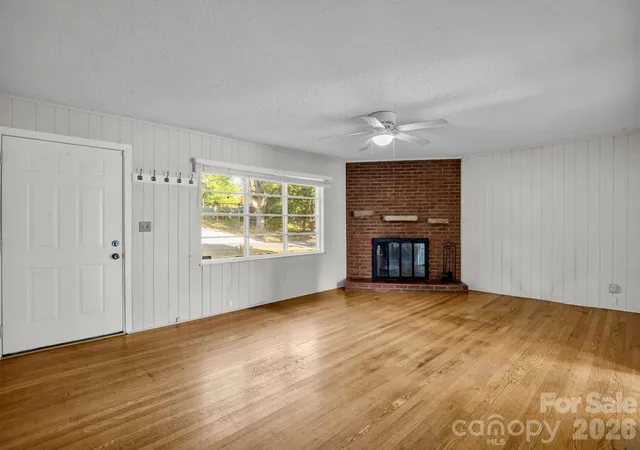 Photo 1 of Single family home for sale at 824 Willow Rd, Hendersonville, NC 28739 | MLS# 4435184 | Listing updated on 2026-10-29
