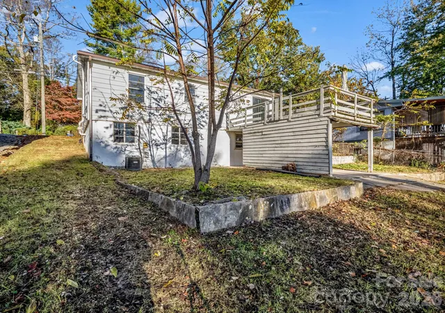Photo 4 of Single family home for sale at 824 Willow Rd, Hendersonville, NC 28739 | MLS# 4435184 | Listing updated on 2026-10-29