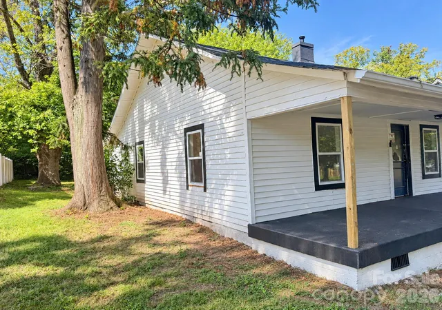 Photo 2 of Single family home for sale at 930 4th Street, Statesville, NC 28677 | MLS# 4435217 | Listing updated on 2026-10-27