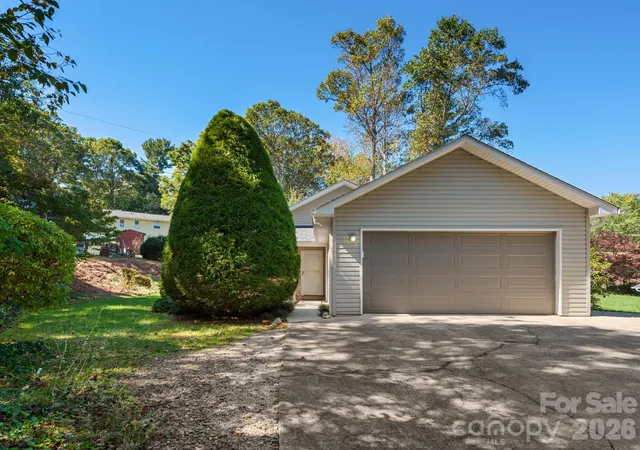 Photo 1 of Single family home for sale at 103 Amelia Dr, Hendersonville, NC 28792 | MLS# 4435228 | Listing updated on 2026-10-16