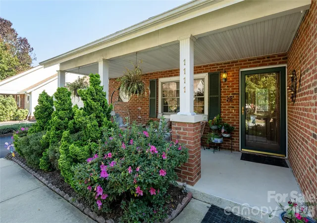 Photo 4 of Townhouse for sale at 1111 Citation Cir, Hendersonville, NC 28739 | MLS# 4435270 | Listing updated on 2026-10-16