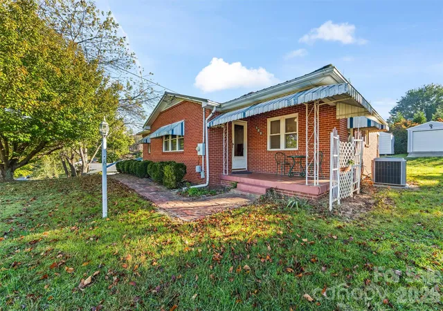 Photo 2 of Single family home for sale at 108 Morgan St, Canton, NC 28716 | MLS# 4435276 | Listing updated on 2026-10-28