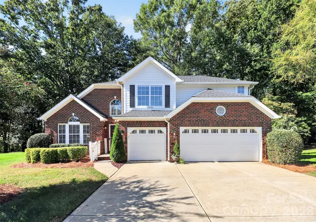 Photo 2 of Single family home for sale at 15703 Edenfield Dr, Huntersville, NC 28078 | MLS# 4435427 | Listing updated on 2026-10-17