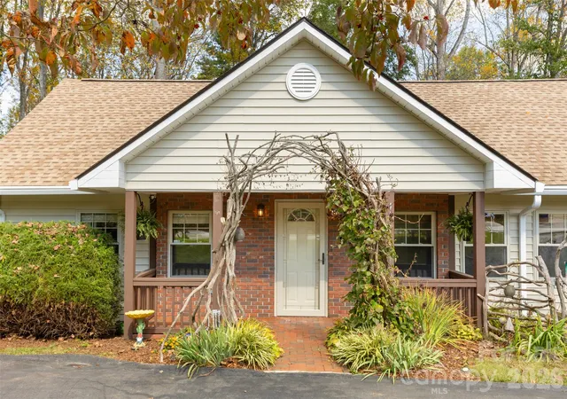 Photo 1 of Single family home for sale at 442 Armstrong Ave, Hendersonville, NC 28739 | MLS# 4435472 | Listing updated on 2026-10-21
