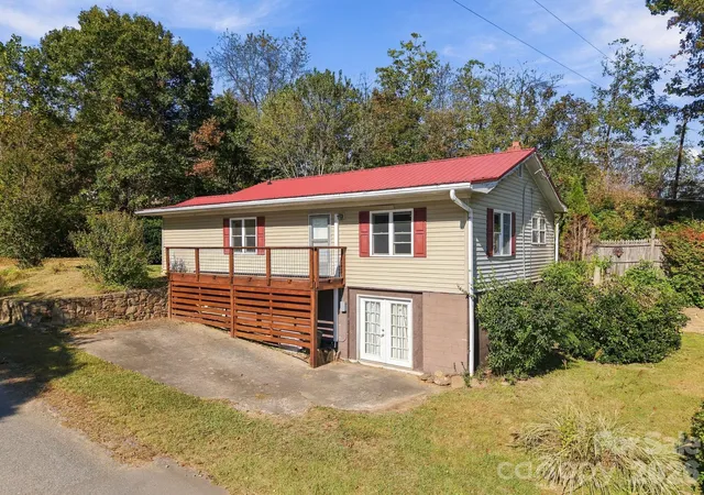 Photo 1 of Single family home for sale at 10 Mccracken Rd, Canton, NC 28716 | MLS# 4435478 | Listing updated on 2026-10-27