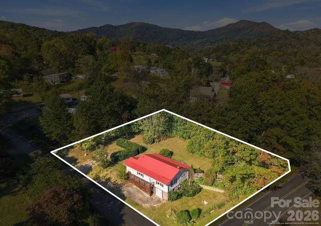 Photo 2 of Single family home for sale at 10 Mccracken Rd, Canton, NC 28716 | MLS# 4435478 | Listing updated on 2026-10-27