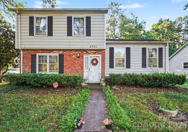 Photo 1 of Single family home for sale at 4701 Farm Pond Ln, Charlotte, NC 28212 | MLS# 4435508 | Listing updated on 2026-10-24