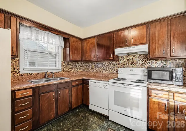 Photo 4 of Single family home for sale at 4701 Farm Pond Ln, Charlotte, NC 28212 | MLS# 4435508 | Listing updated on 2026-10-24