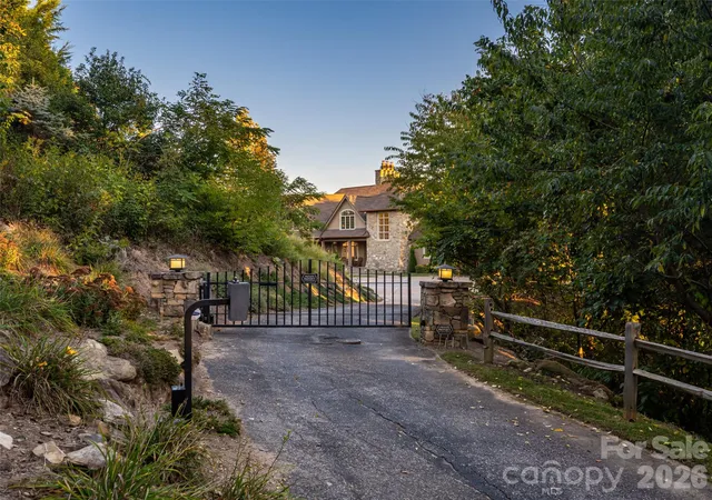 Photo 3 of Mansion for sale at 637 Altamont View, Asheville, NC 28804 | MLS# 4435537 | Listing updated on 2026-10-20