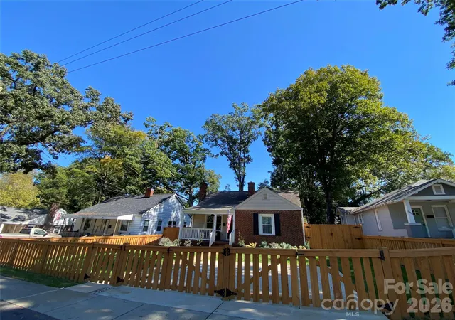 Photo 4 of Single family home for sale at 2906 Rush Ave, Charlotte, NC 28208 | MLS# 4435558 | Listing updated on 2026-10-23
