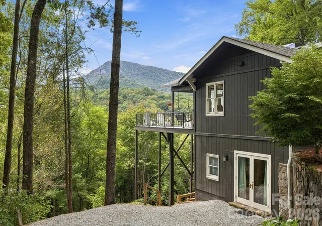 Photo 3 of Single family home for sale at 407 Crescent Moon Ln, Cashiers, NC 28717 | MLS# 4435581 | Listing updated on 2026-10-20