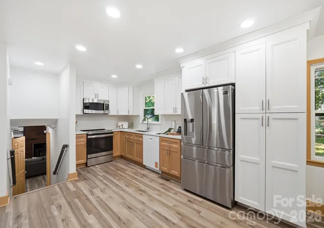 Photo 2 of Single family home for sale at 6131 Coach Hl Ln, Charlotte, NC 28212 | MLS# 4435622 | Listing updated on 2026-10-31
