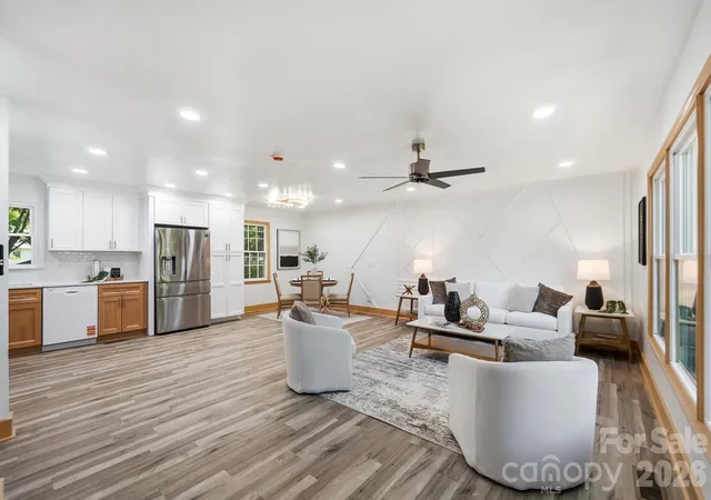 Photo 1 of Single family home for sale at 6131 Coach Hl Ln, Charlotte, NC 28212 | MLS# 4435622 | Listing updated on 2026-10-31