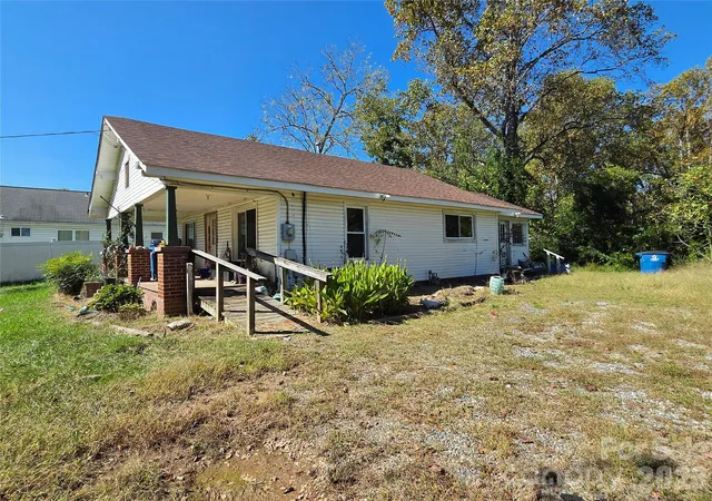 Photo 1 of Single family home for sale at 2220 Enon Rd, Morganton, NC 28655 | MLS# 4435623 | Listing updated on 2026-10-18
