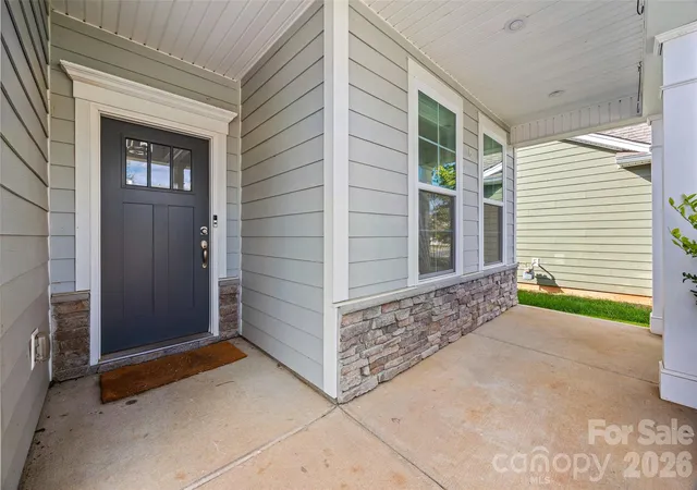 Photo 2 of Single family home for sale at 253 Robinwood Ln, Lake Wylie, SC 29710 | MLS# 4435638 | Listing updated on 2026-10-30