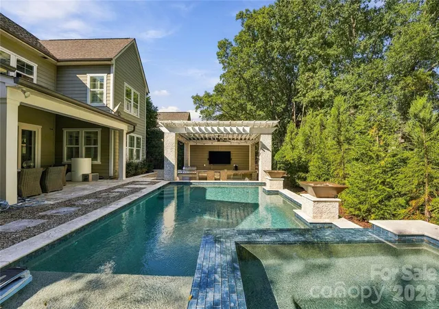 Photo 4 of Single family home for sale at 8916 Blakeney Dr, Charlotte, NC 28277 | MLS# 4435647 | Listing updated on 2026-10-28