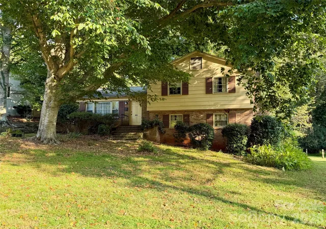 Photo 2 of Single family home for sale at 6207 Colchester Pl, Charlotte, NC 28210 | MLS# 4435650 | Listing updated on 2026-10-28