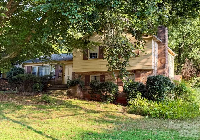 Photo 3 of Single family home for sale at 6207 Colchester Pl, Charlotte, NC 28210 | MLS# 4435650 | Listing updated on 2026-10-28