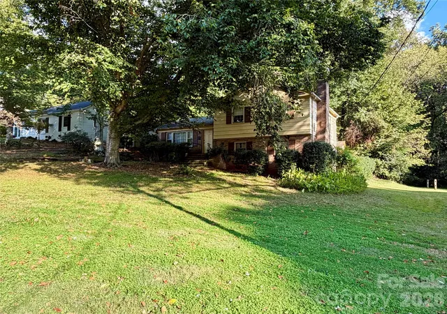 Photo 3 of Single family home for sale at 6207 Colchester Pl, Charlotte, NC 28210 | MLS# 4435650 | Listing updated on 2026-10-28