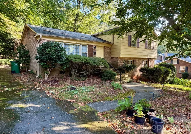 Photo 4 of Single family home for sale at 6207 Colchester Pl, Charlotte, NC 28210 | MLS# 4435650 | Listing updated on 2026-10-28