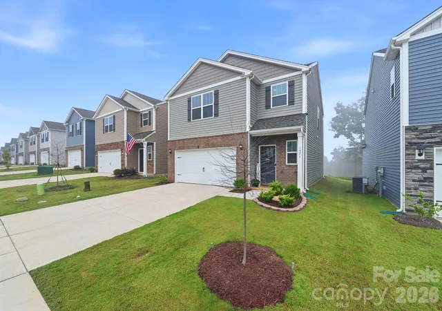 Photo 2 of Single family home for sale at 1371 37th Avenue Ln, Hickory, NC 28601 | MLS# 4435694 | Listing updated on 2026-10-24