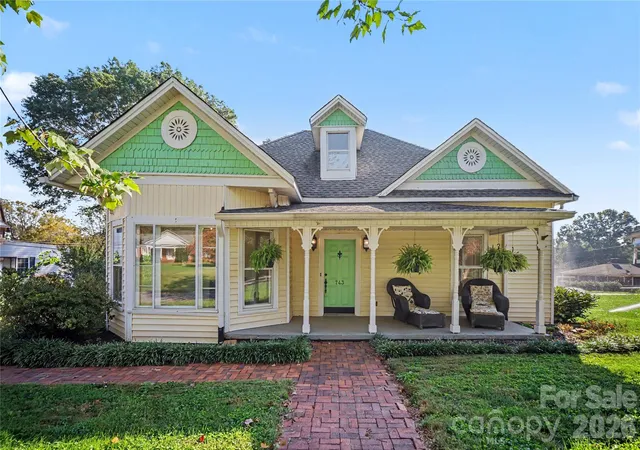 Photo 1 of Single family home for sale at 743 S College Ave, Newton, NC 28658 | MLS# 4435716 | Listing updated on 2026-10-23