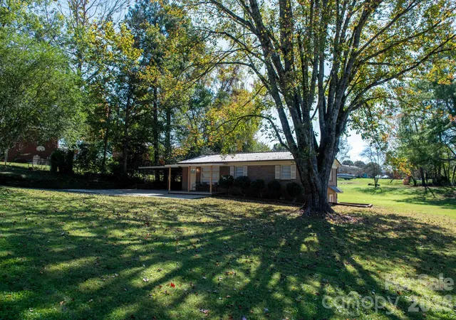 Photo 4 of Single family home for sale at 2359 Allendale Cir, Lenoir, NC 28645 | MLS# 4435724 | Listing updated on 2026-10-18