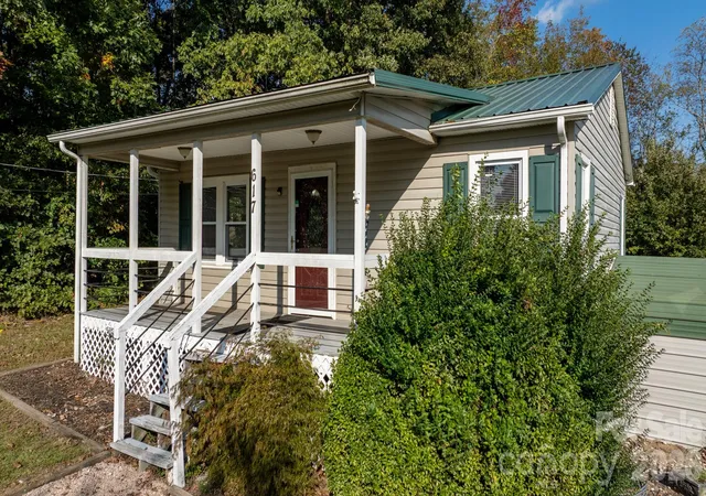 Photo 1 of Single family home for sale at 617 Hawthorne St, Hudson, NC 28638 | MLS# 4435748 | Listing updated on 2026-10-19