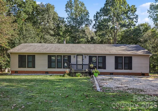 Photo 1 of Single family home for sale at 5821 Hidden Oaks Ln, Clover, SC 29710 | MLS# 4435769 | Listing updated on 2026-10-27