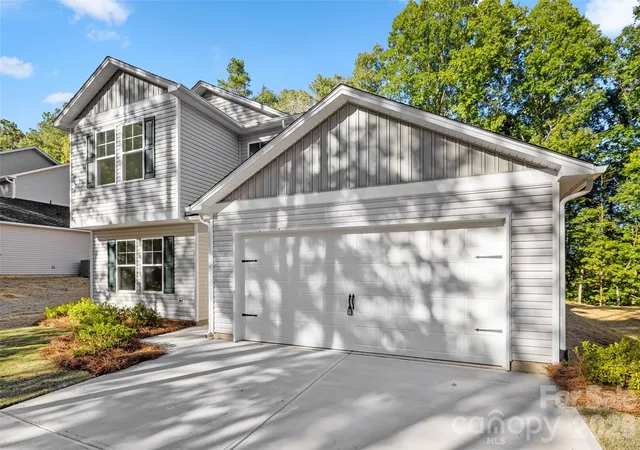 Photo 3 of Single family home for sale at 1707 Evans Dr, Lancaster, SC 29720 | MLS# 4435817 | Listing updated on 2026-10-26