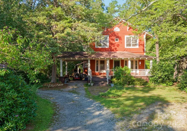 Photo 1 of Single family home for sale at 700 N Trade Ave, Landrum, SC 29356 | MLS# 4435821 | Listing updated on 2026-10-20