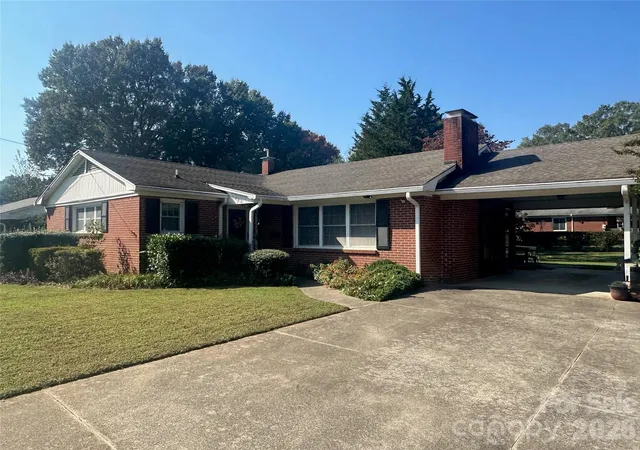 Photo 1 of Single family home for sale at 1400 Capri Rd, Winston Salem, NC 27103 | MLS# 4435833 | Listing updated on 2026-10-20