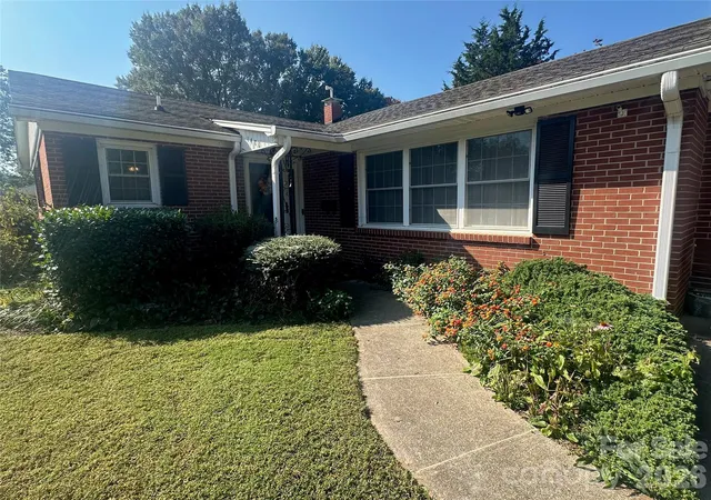 Photo 2 of Single family home for sale at 1400 Capri Rd, Winston Salem, NC 27103 | MLS# 4435833 | Listing updated on 2026-10-20
