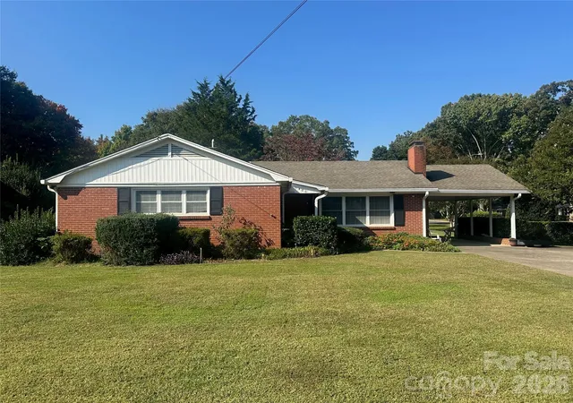 Photo 3 of Single family home for sale at 1400 Capri Rd, Winston Salem, NC 27103 | MLS# 4435833 | Listing updated on 2026-10-20