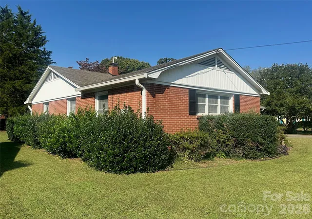 Photo 3 of Single family home for sale at 1400 Capri Rd, Winston Salem, NC 27103 | MLS# 4435833 | Listing updated on 2026-10-20