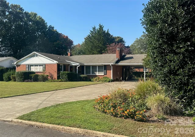 Photo 4 of Single family home for sale at 1400 Capri Rd, Winston Salem, NC 27103 | MLS# 4435833 | Listing updated on 2026-10-20